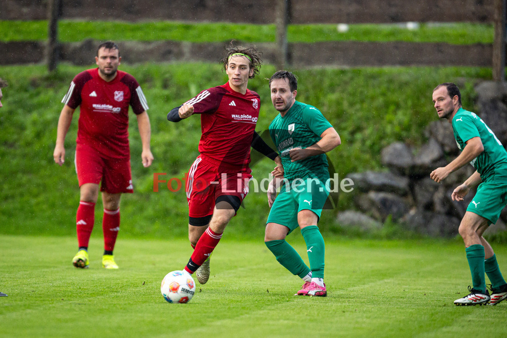 SV Haunshofen gegen SV Fuchstal | Fußball TOTO-Pokal Kreis Zugspitze West Endrunde 2025, SV Haunshofen gegen SV Fuchstal, 20250730,Samuel KEßLER (SV Fuchstal Kapitän 16) am Ball, 2025-07-30 in Haunshofen (Sportplatz Haunshofen), Samuel KEßLER (SV Fuchstal Kapitän 16), Josef POPP (SV Haunshofen 27), Copyright: WolfgangxLindner www.foto-lindner.de