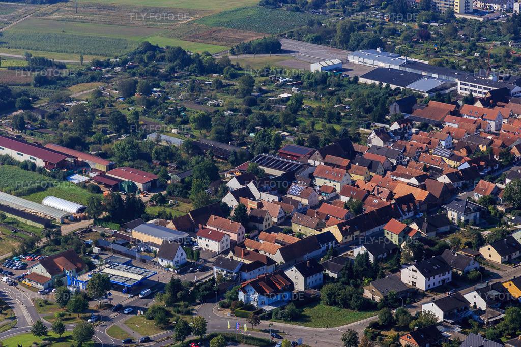 Luftbild: Rheinstr und Kreisverkehr and der Aral-Tankstelle von Nordosten in Kandel im Bundesland Rheinland-Pfalz in Deutschland. Foto: IMG_094904.jpg vom 24.09.2016 durch Werner Riehm/FLY-FOTO.deMarkus Götz - Rheinstraße 128 - Kandel - Aral Tankstelle