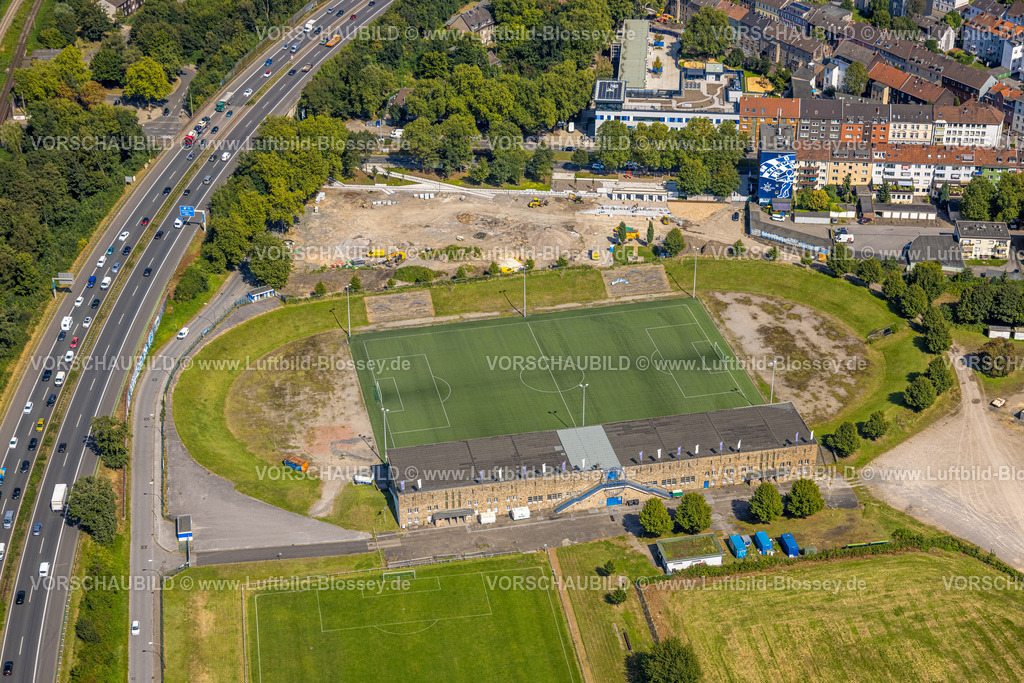 Gelsenkirchen240809004GE-Sued | Luftbild, Fußballstadion Glückauf-Kampfbahn mit Tribüne, DJK Teutonia Schalke-Nord 1921 e.V., Baustelle Ernst-Kuzorra-Platz, Verkehrsaufkommen mit Stau auf der Autobahn A42, Schalke-Nord, Gelsenkirchen, Ruhrgebiet, Nordrhein-Westfalen, Deutschland