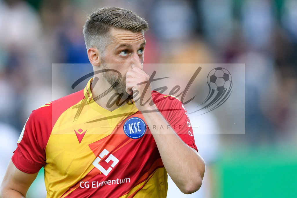 LOTKSC20210809_268 | Fussball, Herren: Marc Lorenz (Karlsruher SC) schaut beim Spiel der 1. Runde im DFB-Pokal zwischen SF Lotte und Karlsruher SC im Stadion am Lotter Kreuz am 09.08.2021 in Lotte, Deutschland.DFB / DFL REGULATIONS PROHIBIT ANY USE OF PHOTOGRAPHS AS IMAGE SEQUENCES AND/OR QUASI-VIDEO. - Realisiert mit Pictrs.com