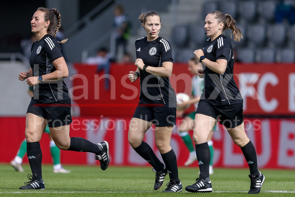 Fussball, Google Pixel Frauen-Bundesliga, FC Bayern München - SV Werder Bremen | v.li.: Schiedsrichter-Assistentin Sabrina Sickl, Schiedsrichterin Selina Menzel und Schiedsrichter-Assistentin Melissa Joos beim Warmlaufen, DIE DFB-RICHTLINIEN UNTERSAGEN JEGLICHE NUTZUNG VON FOTOS ALS SEQUENZBILDER UND/ODER VIDEOÄHNLICHE FOTOSTRECKEN. DFB REGULATIONS PROHIBIT ANY USE OF PHOTOGRAPHS AS IMAGE SEQUENCES AND/OR QUASI-VIDEO.