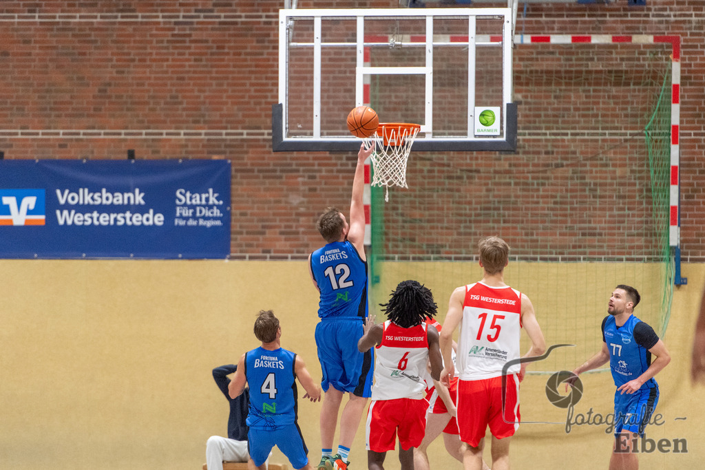 TSG Westerstede-Fortuna Logabirum | Basketball 2. Regionalliga; TSG Westerstede 2 (weiß)- Fortuna Logabirum (blau) am 12.12.2025 in Westerstede (Hössensportzentrum), Photo: Philip Eiben 2025 - Realisiert mit Pictrs.com