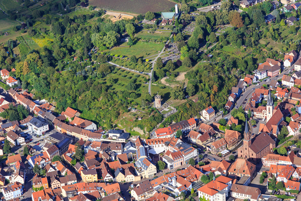 Luftbild: Wartturm und Friedhof Weingarten in Weingarten im Bundesland Baden-Württemberg in Deutschland. – Foto: IMG_093399.jpg vom 22.08.2016 durch Werner Riehm/FLY-FOTO.de – Auflösung des Originals: 5472 x 3648 px – Link öffnet im neuen Fenster – Link öffnet im neuen Fenster