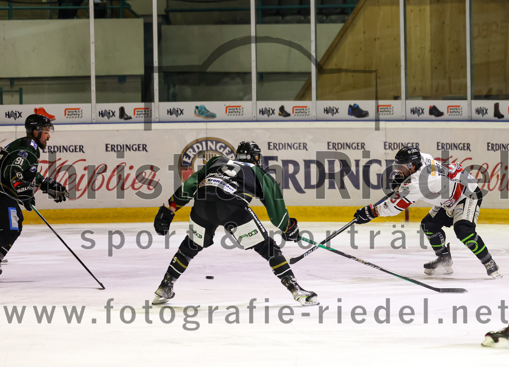 2022-11-06_085_TSV_Erding_gegen_EHC_Koenigsbrunn | Erding, Deutschland, 06.11.2022:
Eishockey, Bayernliga 2022 / 2023, 11. Spieltag, TSV Erding gegen EHC Königsbrunn, Endergebnis: 1:7

Florian Zimmermann (Erding Gladiators, #5), Hayden Trupp (EHC Königsbrunn, #43)

Foto: Christian Riedel / fotografie-riedel.net