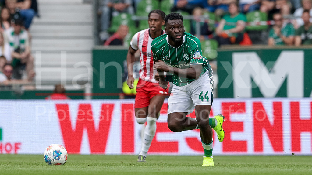Fussball, Bundesliga, SV Werder Bremen - SC Freiburg | Victor Boniface (SV Werder Bremen, 44) am Ball, Einzelbild, Ganzkörper, Aktion, Action, Spielszene, DIE DFL-RICHTLINIEN UNTERSAGEN JEGLICHE NUTZUNG VON FOTOS ALS SEQUENZBILDER UND/ODER VIDEOÄHNLICHE FOTOSTRECKEN. DFL REGULATIONS PROHIBIT ANY USE OF PHOTOGRAPHS AS IMAGE SEQUENCES AND/OR QUASI-VIDEO.