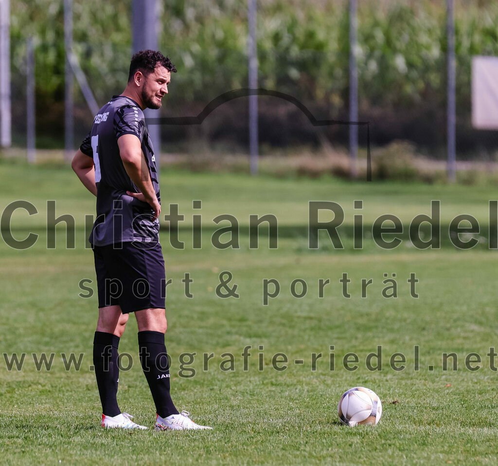 2023-08-27_011_TSV_Egmating_II_gegen_SG_Grasbrunn-Haar_II | Egmating, Deutschland, 27.08.2023:
Fußball, B-Klasse 2023 / 2024, 2. Spieltag, TSV Egmating II gegen (SG) Grasbrunn / Haar II, Endergebnis: 1:2

Mentor Palloshi (TSV Egmating, #15)

Foto: Christian Riedel / fotografie-riedel.net