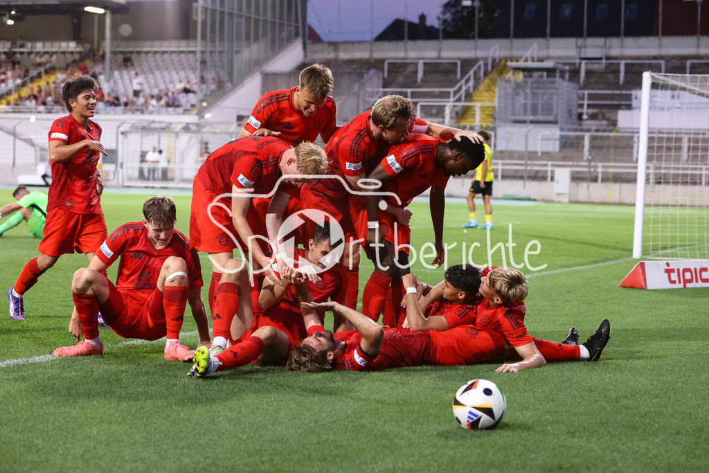 FC Bayern Amateure - SpVgg Bayreuth | Grenzenloser Jubel nach dem Treffer zum 4-2 durch Emirhan DEMIRCAN (FCB #11) / Freude / Happy / Tor / Torschuezte / Luca DENK (FCB #6)