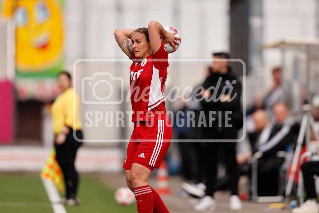 Fußball I Frauen I Saison 2025-2026 I Regionalliga Nord I 15. Spieltag I St. Pauli - SpVg Aurich-32 | Angelina-Michelle Wunder (41, SpVg Aurich) wirft den Ball ein. - Realisiert mit Pictrs.com