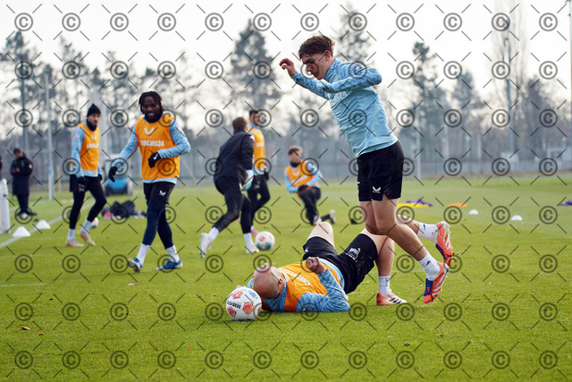 RGE_6932b | Hertha BSC, 2.Bundesliga, Herren, Saison 2025/26, Training, im Bild  von li. Toni Leistner  am Boden ( Hertha BSC ),  Kennet Eichhorn ( Hertha BSC ),  Fotograf:  Ralf Gebhardt - Realisiert mit Pictrs.com