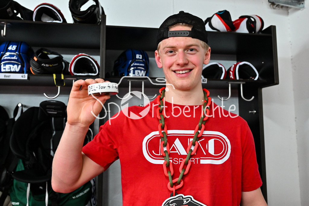 Augsburger Panther - Löwen Frankfurt | AUGSBURG, GERMANY - 16. JANUARY: im Bild Sebastian ZWICKL (Augsburger Panther 83) in der Kabine - erstes DEL Tor - nach dem Match zwischen den Augsburger Panthern und den Löwen Frankfurt am 40. Spieltag der penny DEL im Curt Frenzel Stadion