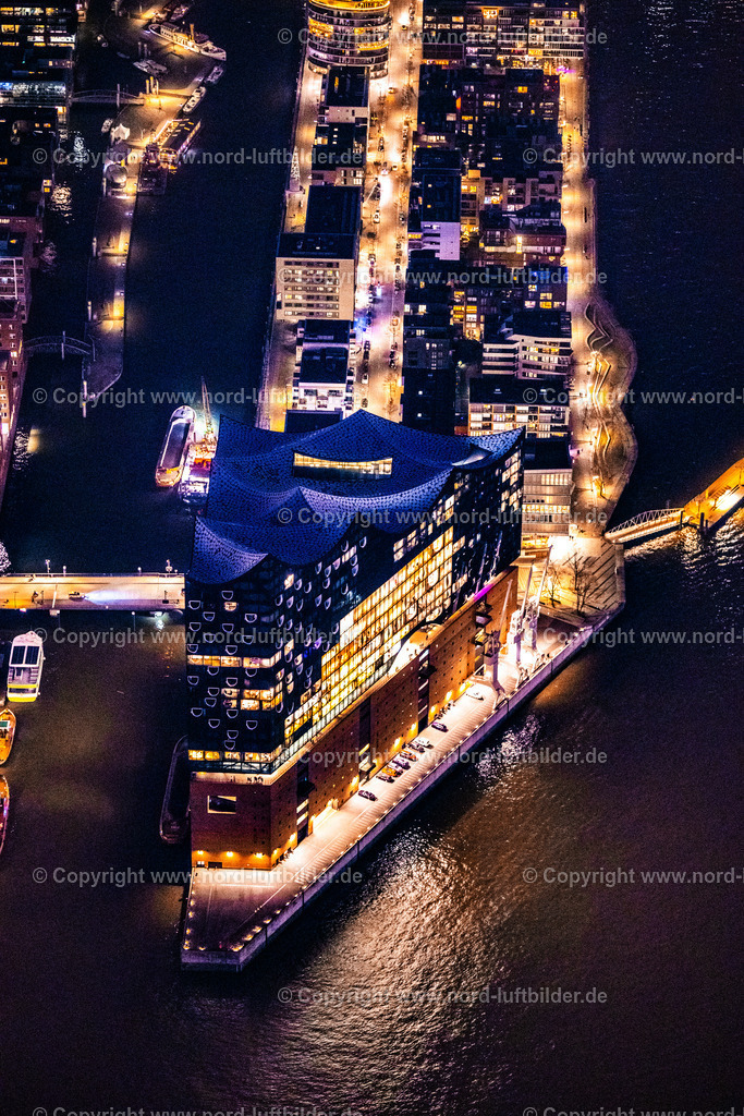 Hamburg_Elbphilharmonie_Nachtaufnahme_ELS_6319060325 | HAMBURG 06.03.2025 Nacht- Lichter und Beleuchtung Elbphilharmonie am Ufer der Elbe am Platz der Deutschen Einheit in Hamburg. Das Konzerthaus- Gebäude im Stadtteil Hamburg-HafenCity befindet sich am Ufer der Elbe der Hansestadt. Weiterführende Informationen bei: HOCHTIEF Aktiengesellschaft AG,  HamburgMusik gGmbH,  ReGe Hamburg Projekt-Realisierungsgesellschaft mbH. // Night lighting the Elbe Philharmonic Hall on the river bank of the Elbe on place Platz der Deutschen Einheit in Hamburg. Further information at: HOCHTIEF Aktiengesellschaft AG,  HamburgMusik gGmbH,  ReGe Hamburg Projekt-Realisierungsgesellschaft mbH. Foto: Martin Elsen
