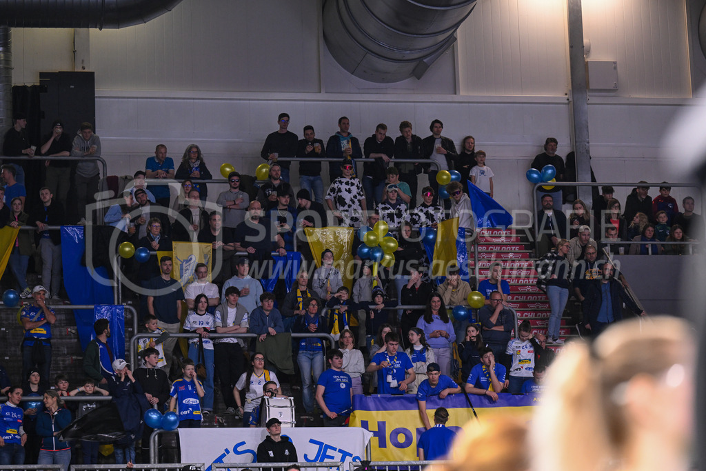 Kloten-Dietlikon Jets vs Skorpion Emmental Zollbrück - 15. April 2023 | 15.04.2023, Kloten, stimo arena, Swiss Unihockey Superfinal Frauen: Kloten-Dietlikon Jets - UHV Skorpion Emmental, Fans der Kloten-Dietlikon Jets. - Realisiert mit Pictrs.com