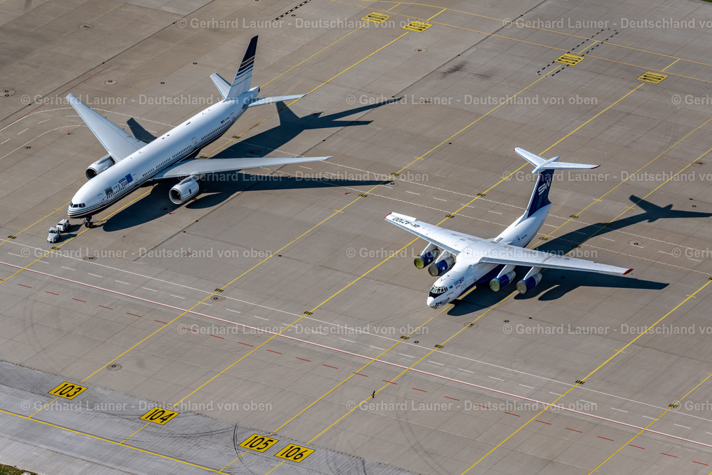4040014 | SCHKEUDITZ 14.09.2020 Passagierflugzeug auf der Parkposition - Abstellfläche auf dem Flughafen in Schkeuditz im Bundesland Sachsen, Deutschland. // Passenger airplane in parking position - parking area at the airport in Schkeuditz in the state Saxony, Germany. Foto: Gerhard Launer