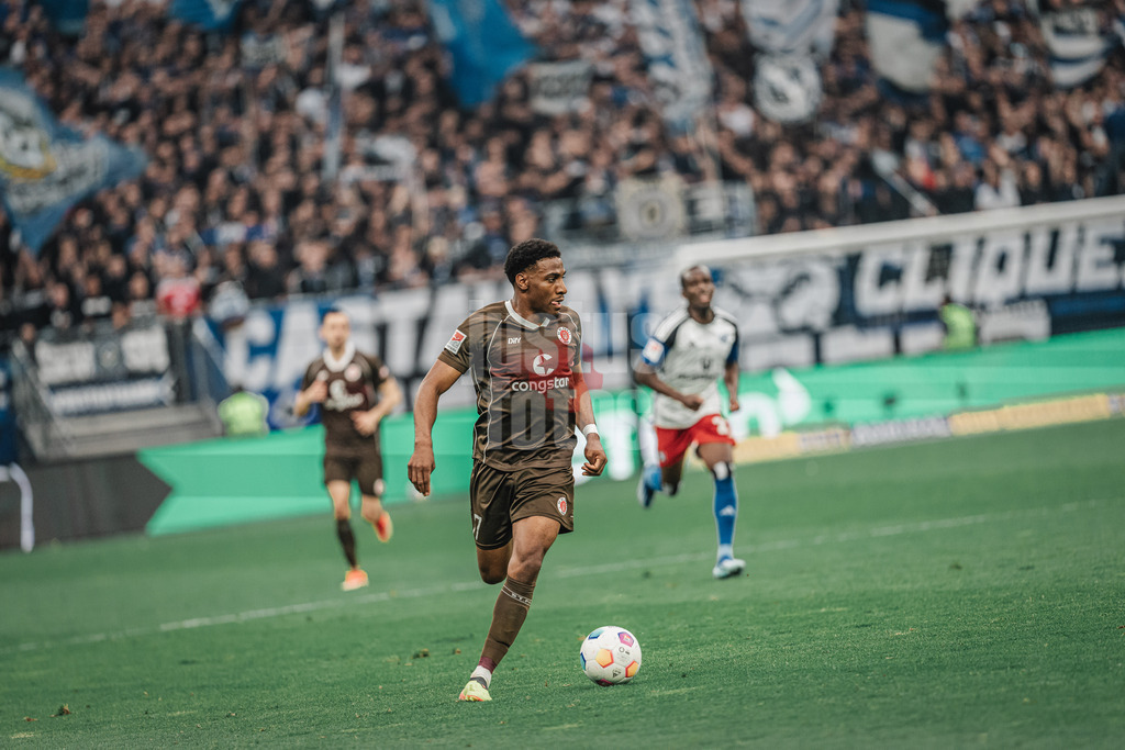 Fußball | Männer | Saison 2023/2024 | 2. Fußball-Bundesliga | 32. Spieltag | Hamburger SV vs. FC St. Pauli  | 03.05.2024 | Oladapo Afolayan (#17, FC St. Pauli) am Ball