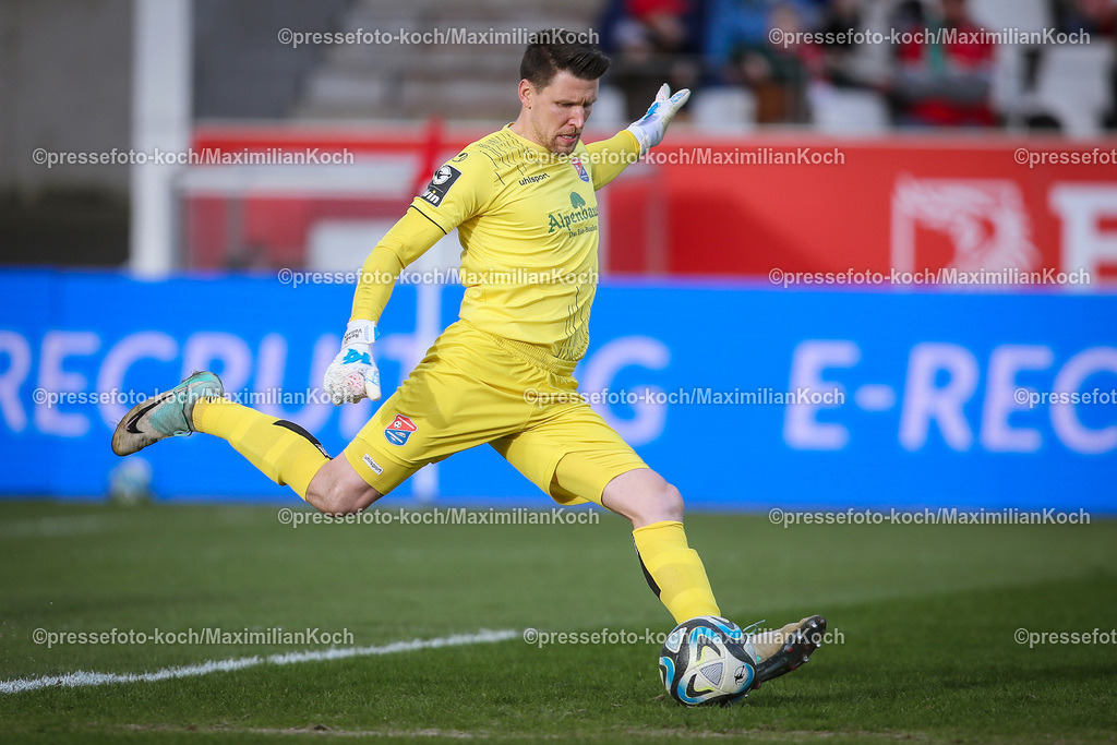RWE3Liga02032401015 | 02.03.2024, Essen, Fußball, bwin 3. Liga Herren, Stadion an der Hafenstraße, 28. Spieltag Saison 2023 2024, Rot-Weiss Essen – SpVgg Unterhaching:  Torhüter Rene Vollath (SpVgg Unterhaching). 
DFB regulations prohibit any use of photographs as image sequences and or quasi-video.