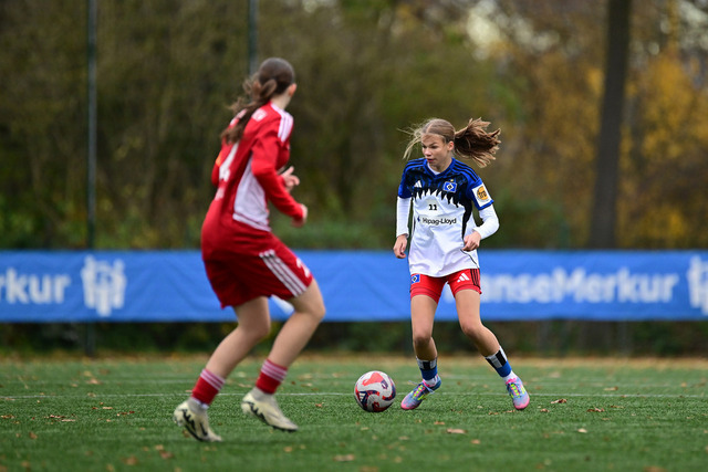 Fußball I Juniorinnen I Saison 2025-2026 I Regionalliga Nord I 7. Spieltag I Hamburger SV U17 - SpVg Aurich U17 I 01507 | Ida Bertram (4, SpVg Aurich U17) Hannah Sophie Wernicke (11, Hamburger SV U17) - Realisiert mit Pictrs.com