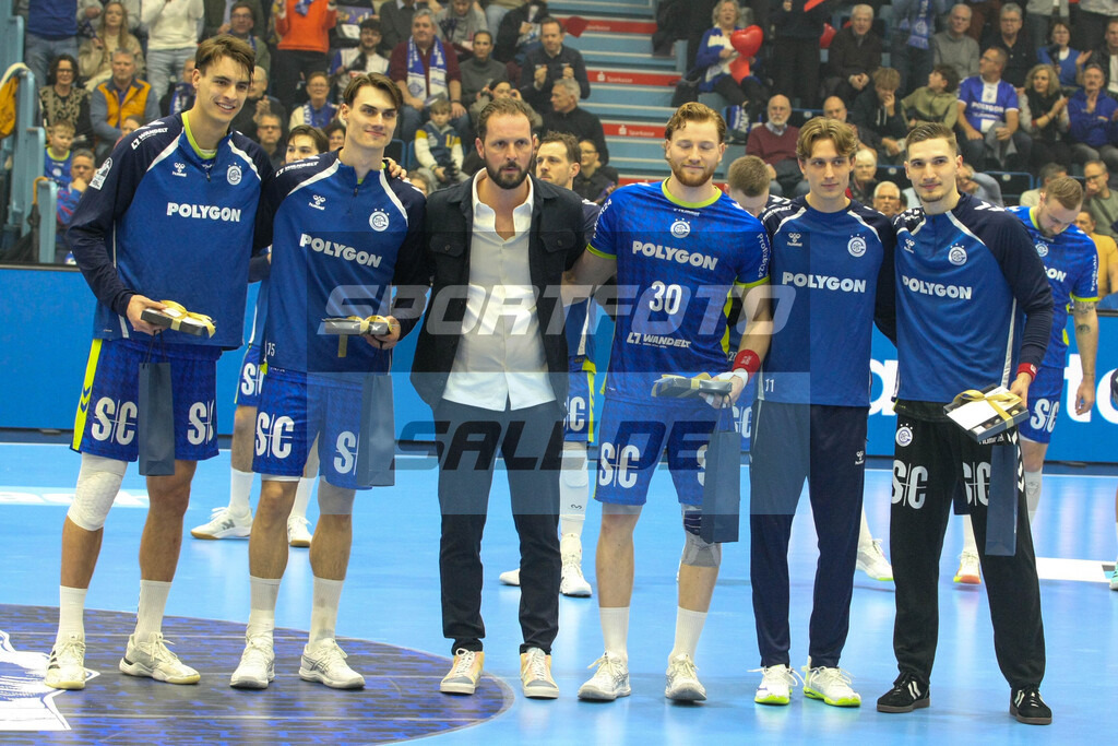 VfL Gummersbach Saison 25/26 - © Sportfoto-Sale (MK) | EM-Teilnehmer: V. l.: Julian Köster, Miro Schluroff, Christoph Schindler, Tom Kiesler, Mathis Häseler und Dominik Kuzmanović - VfL Gummersbach Saison 25/26 - © Sportfoto-Sale (MK) - Realisiert mit Pictrs.com