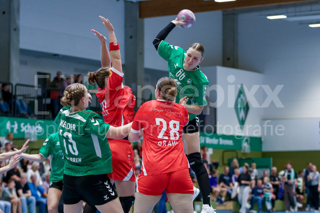 Handball, 2. Bundesliga Frauen, SV Werder Bremen - 1. FSV Mainz 05 | Luise Albert (SV Werder Bremen, 66) beim Wurf, am Ball, Spielszene, Aktion, Action