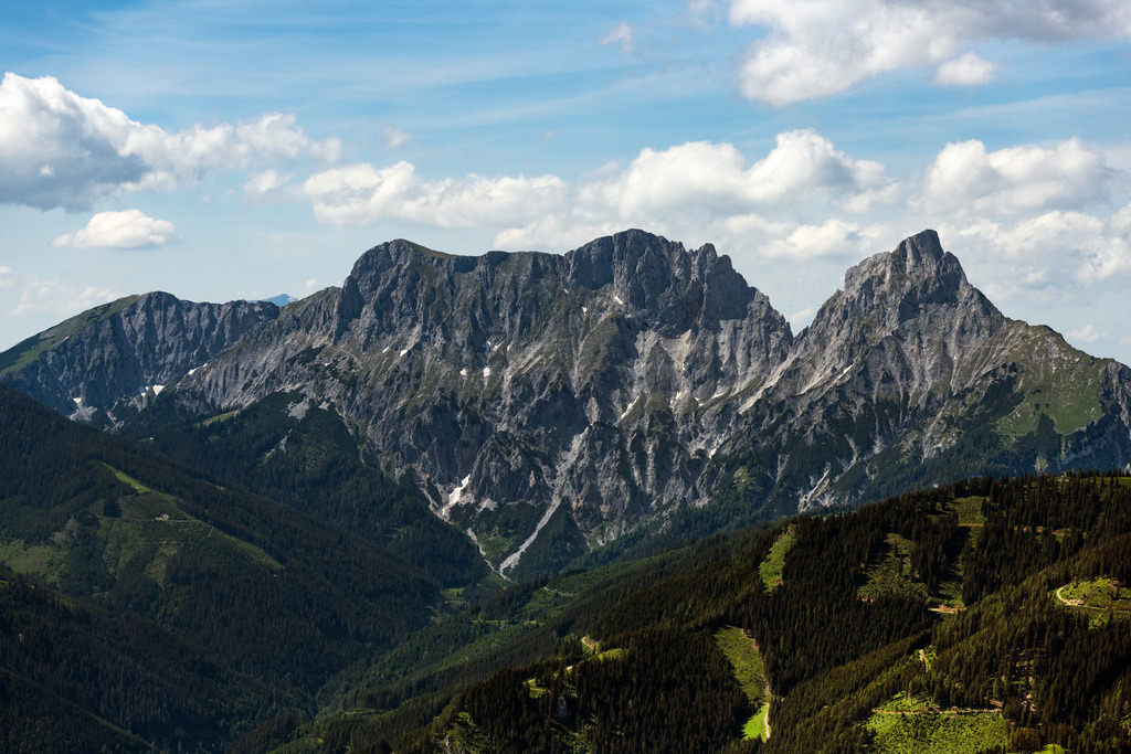 dr__0092590.jpg | BRANDSCHINK 14.06.2022 Felsen- Massiv und Berglandschaft der Österreichischen Alpen am " Nationalpark Gesäuse " an der Straße Treglwang in Brandschink in Steiermark, Österreich. 