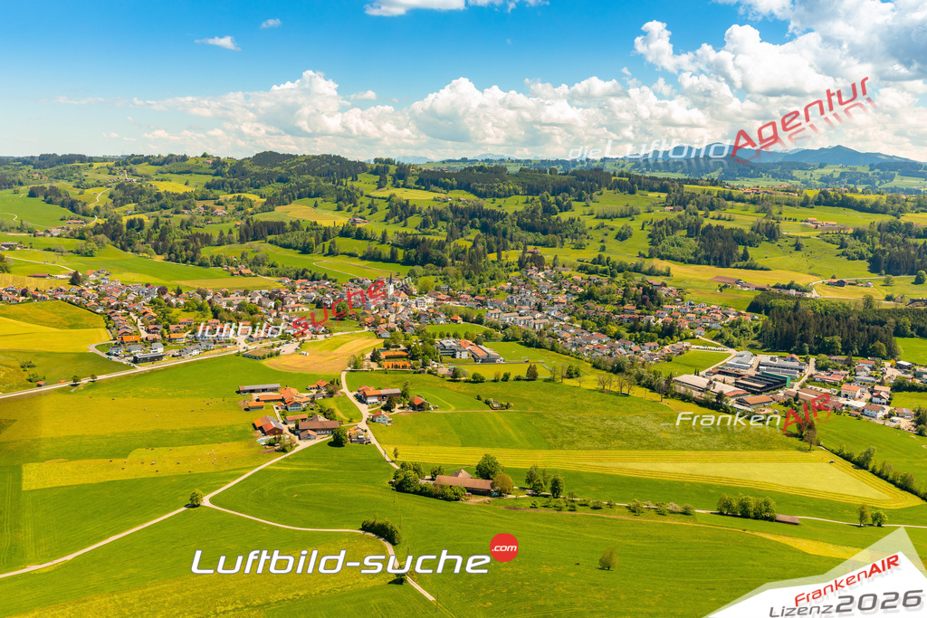 Das Luftbild zeigt :  Sulzberg - Die Luftaufnahme wurde 2024 vom UL-Flugzeug aus erstellt ( keine Drohne ) - Hochauflösende Luftaufnahme - Für grossformatige Ausdrucke geeignet. Die Geschenkidee !Mit Lizenz und Bildrechte bestellbar