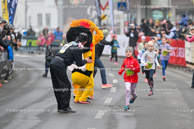 AUT, Laufen, Silvesterlauf Peuerbach 2023 | 31.12.2023, Peuerbach , AUT, Leichtathletik, Laufen, Silvesterlauf Peuerbach 2023, im Bild 400m Maedchenlauf




