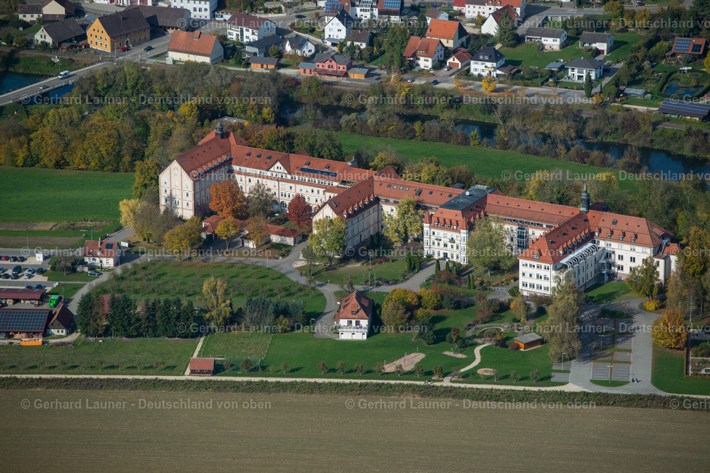 3704104 | Kloster der Heimsuchung Mariens  UNTERMARCHTAL 13.10.2017 Wohnheim Wohnpflegeheim - Gebäude für körperlich Behinderte " Wohnpark Maria Hilf " an der Freiherr-von-Speth-Straße in Untermarchtal im Bundesland Baden-Württemberg, Deutschland. Weiterführende Informationen bei: enossenschaft der Barmherzigen Schwestern vom hl. Vinzenz von Paul in Untermarchtal e.V. Mutterhaus Untermarchtal. // Dorm residential care home - building for the physically handicapped " Wohnpark Maria Hilf " on street Freiherr-von-Speth-Strasse in Untermarchtal in the state Baden-Wuerttemberg, Germany. Further information at: enossenschaft der Barmherzigen Schwestern vom hl. Vinzenz von Paul in Untermarchtal e.V. Mutterhaus Untermarchtal. Foto: Gerhard Launer