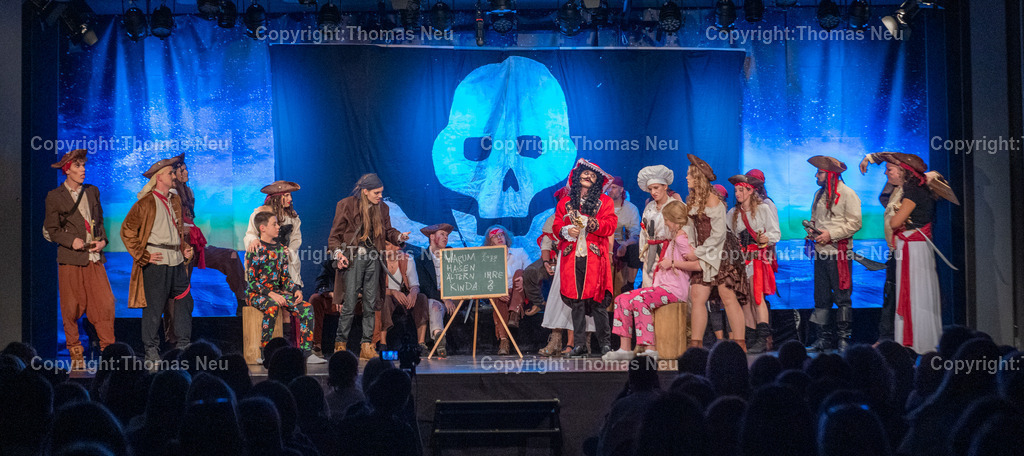 Nicht-Peter_Pan-25 | bbe, Bensheim, Goethegymnasium, "Nicht Peter Pan" , Schultheater, Hook hat die Kinder von peter Pan gefangen und will sie dazu bringen den Vater zu hassen, ,, Bild: Thomas Neu