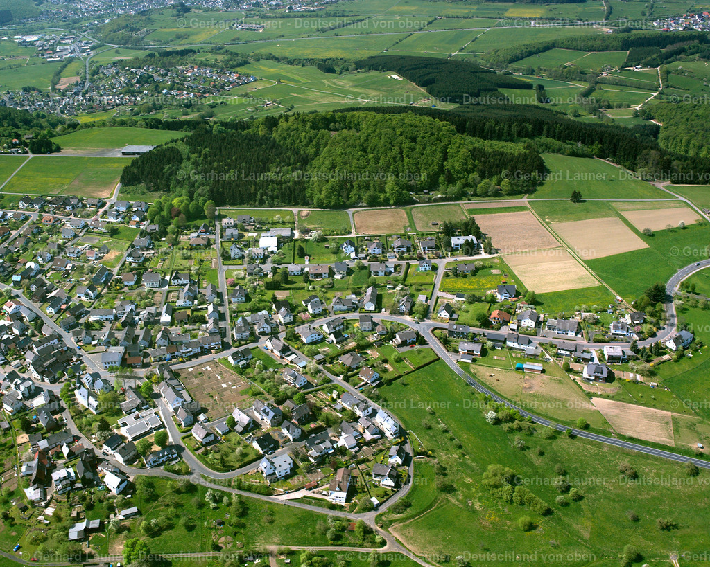 2610316 | HIRZENHAIN 09.06.2006 Ortsansicht der Straßen und Häuser der Wohngebiete in Hirzenhain im Bundesland Hessen, Deutschland // Town View of the streets and houses of the residential areas in Hirzenhain in the state Hesse, Germany Foto: Gerhard Launer