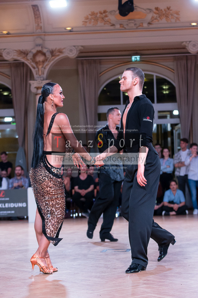 20240706_WDSF_WO_Latin_2421 | Tanzsportbilder, Standardtanz, Lateintanz, WDSF, DTV, LTVB, dancecomp, goc, hessen tanzt, blaues band der spree, walzer, tango, wiener walzer, slowfox, quickstepp, samba, rumba, cha-cha-cha, paso doble. jive, hd-kroft photography, turniertanzsport