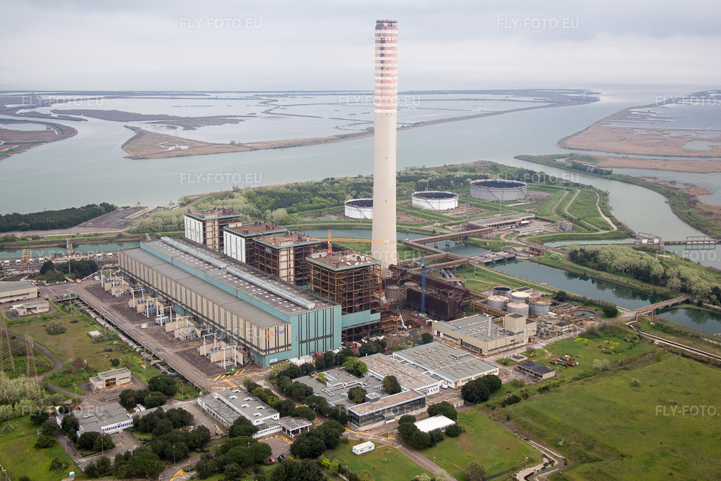 Vue aérienne: Réservoirs, installations de la centrale électrique et tours d'échappement de la centrale pétrolière et électrique à l'embouchure du Pô à le quartier Centrale Enel in Porto Tolle dans le département Rovigo, Italie. Photo: IMG_087675.jpg prise le 09/04/2016 par Werner Riehm/FLY-FOTO.eu – Résolution de l'original: 5472 x 3648 px