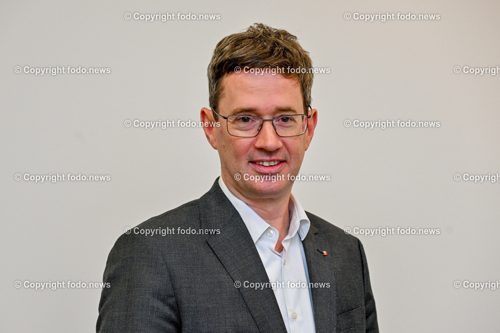 Pressekonfernez Land Ooe_ Mit 1450 auf der Ueberholspur_ 16.02.2024-9 | 16.02.2024, Linz, AUT, Pressekonfernez Land Ooe, Mit 1450 auf der Ueberholspur, im Bild Karl-Heinz Stadlbauer (Aerztlicher Direktor Kepler Universitaetsklinikum)