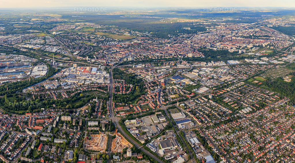 Luftbild: Stadtpanorama aus Süden im Ortsteil Grünwinkel in Karlsruhe im Bundesland Baden-Württemberg in Deutschland. Foto: IMG_126893-Pano.jpg vom 28.05.2021 durch Werner Riehm/FLY-FOTO.deAuflösung des Originals: 6161 x 3409 px