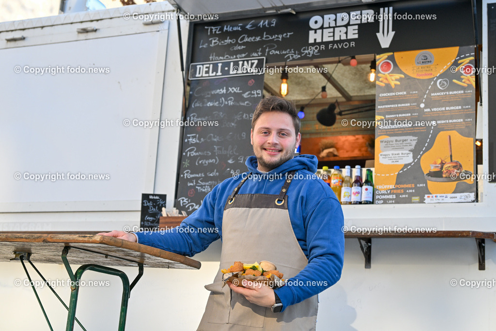 Deli Food Truck_ Le Bistro_ 09.01.2024-9 | 09.01.2024, Linz, AUT, Tabakfabrik im Bild Deli Food Truck, Le Bistro, Michael Vidovic (Inhaber mit Fish and Chips)