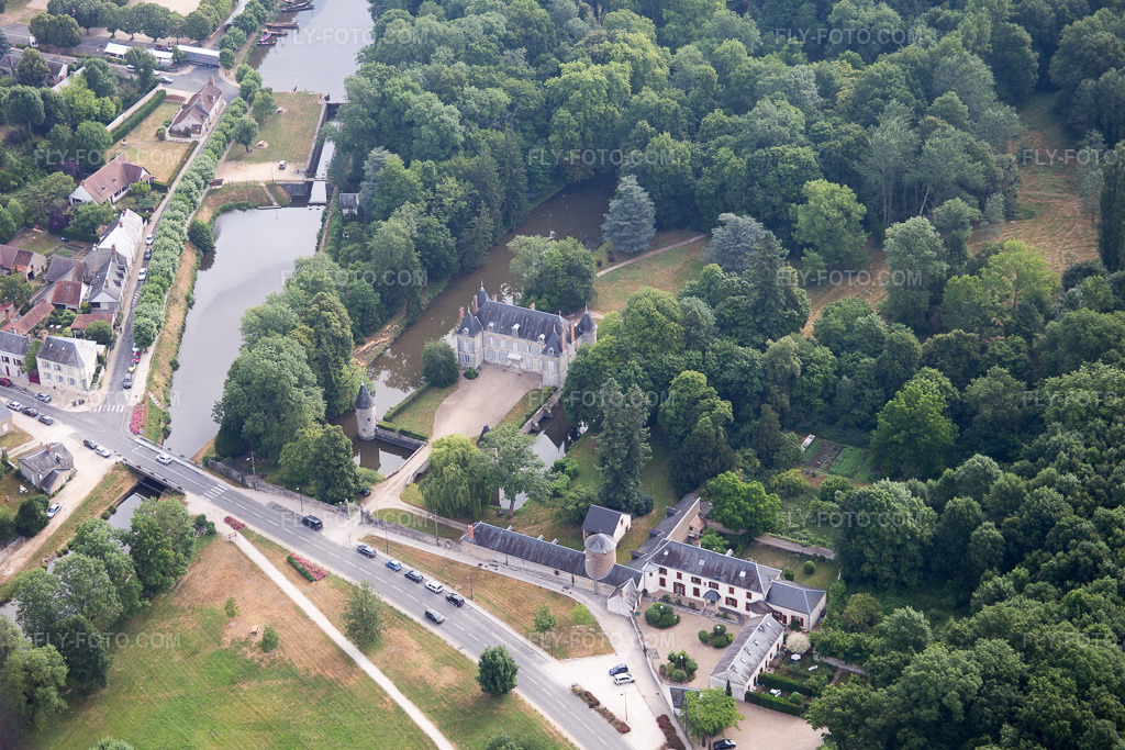 Aerial view: View of the town in Vitry-aux-Loges in the state Loiret, France. – Photo: IMG_082561.jpg taken on 06/21/2015 by Werner Riehm/FLY-FOTO.com – Resolution of the original: 4947 x 3298 px