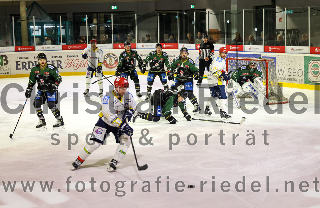 2023-01-06_045_TSV_Erding_gegen_ERV_Schweinfurt | Erding, Deutschland, 06.01.2023:
Eishockey, Bayernliga 2022 / 2023, 26. Spieltag, TSV Erding gegen ERV Schweinfurt, Endergebnis: 7:3

Elias Maier (Erding Gladiators, #15), Roni Rukajärvi (Erding Gladiators, #61), Philipp Michl (Erding Gladiators, #77), Mark Waldhausen (Erding Gladiators, #27), Rudolf Lorenz (Erding Gladiators, #91), Joey Sides (ERV Schweinfurt, #19), Torwart Christoph Schedlbauer (Erding Gladiators, #31)

Foto: Christian Riedel / fotografie-riedel.net