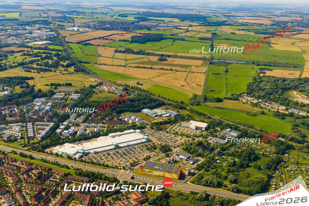 Klassische Luftaufnahme ohne Drohne zeigt:Krebsförden Einkaufen bei Schwerin - Die Luftbildaufnahme wurde 2025 vom UL-Flugzeug heraus erstellt ( keine Drohnenaufnahme ) - Hochauflösende Luftaufnahme -Nicht vergleichbar mit Google Maps oder Satelittenbilder- Die Geschenkidee !Mit Lizenz und Bildrechte bestellbar