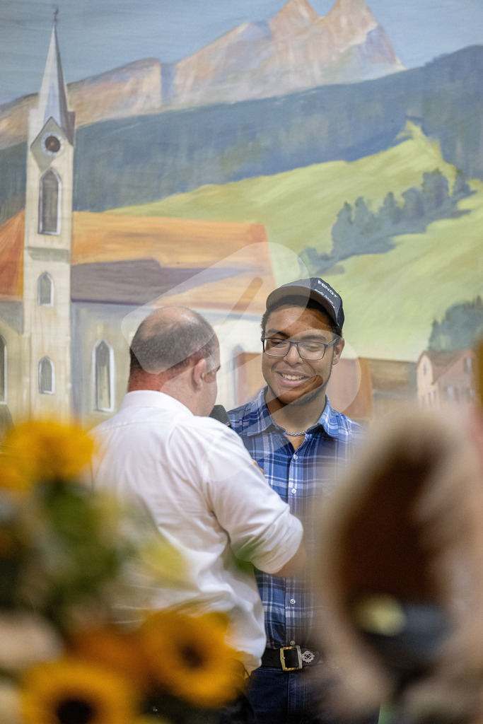 SKE100J_4939 | Die Schwinger des Schwyzer Kantonalen Schwingerverbandes: Fotos, die Dynamik und Leidenschaft festhalten, sowie emotionale Momente aus dem traditionellen Schwingsport zeigen. - Realisiert mit Pictrs.com