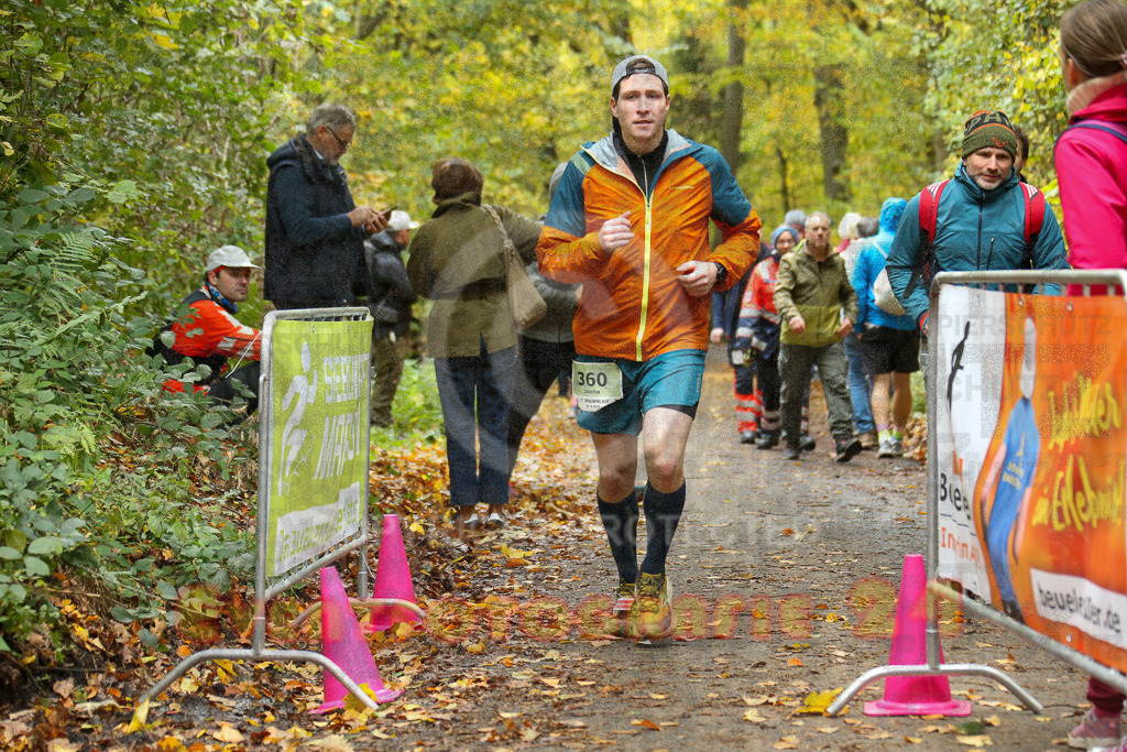251026_1320_EX1_3212 | Sportfotografie im Rhein-Sieg Kreis, Köln, Bonn, NRW, Rheinland Pfalz, Hessen, etc. Unser Tätigkeitsfeld umfasst den Laufsport vom Volkslauf über den Marathon, Duathlon, Triathon bis zum Ultralauf wie Kölnpfad Ultra oder Schindertrail.