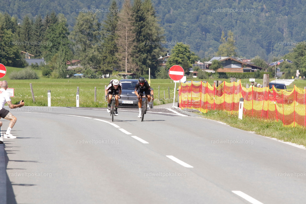 1093_20230817_Bewerb_Maenner_Muehlanger | AUT - OESTERREICH, 2023-08-16: SPORT RENNRAD-FAHREN - 55. INTERNATIONALER RADWELTPOKAL IN ST. JOHANN IN TIROL  - Vintage-Radrennen mit WM-Bronze-Medaillen-Siegerin Christina Schweinberger, den Teilnehmer und Alexander Baumann (vom Orginastions-Team) - TAG 2 BEWERB MAENNER IN SECHS GRUPPEN  ; Foto: Roland Muehlanger