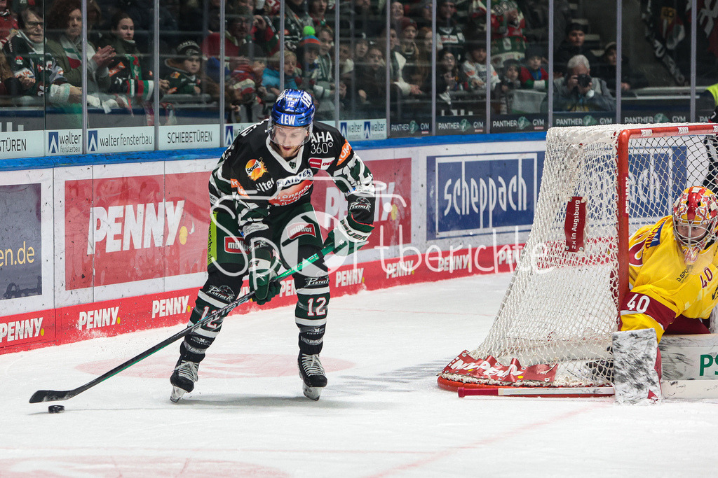 Augsburger Panther - Duesseldorfer EG | Mirko SACHER (AEV #12) am Puck