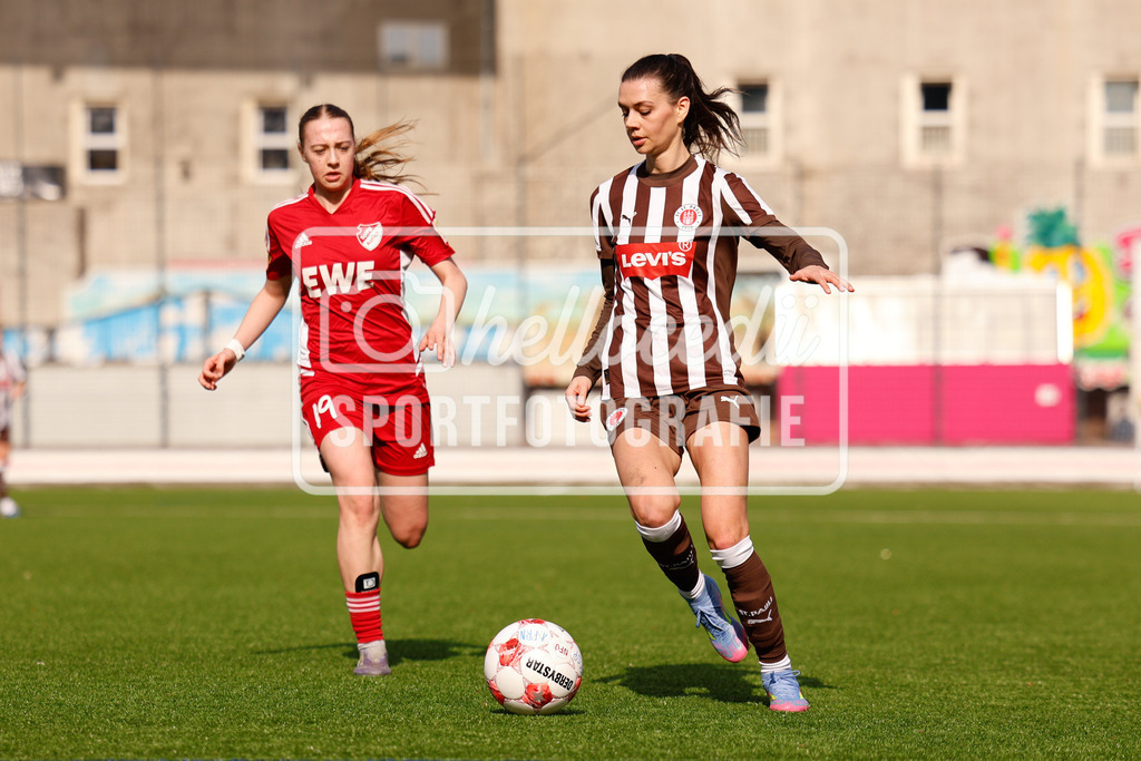 Fußball I Frauen I Saison 2025-2026 I Regionalliga Nord I 15. Spieltag I St. Pauli - SpVg Aurich-47 | Lara Frisch (19, SpVg Aurich) und Gianna Nicoleit (3, FC St. Pauli) im Zweikampf - Realisiert mit Pictrs.com