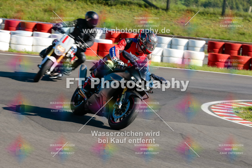 Moto-TeamOBK-21215 | Hier findet Ihr Bilder von Touristenfahrten auf der Nürburgring Nordschleife oder von anderen Veranstaltungen die ich besucht habe. Viel Spass beim Durch Schauen 