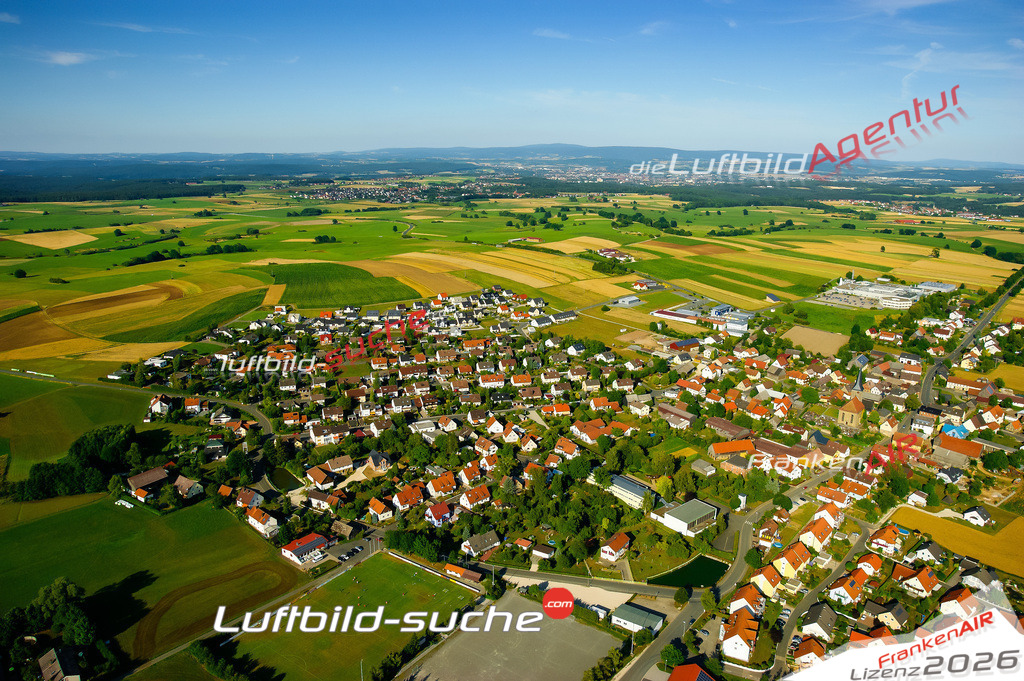 Die Luftaufnahme der Stadt Mistelgau wurde vom UL-Flugzeug heraus erstellt ( keine Drohne )- hohe Auflösung für beste Qualität