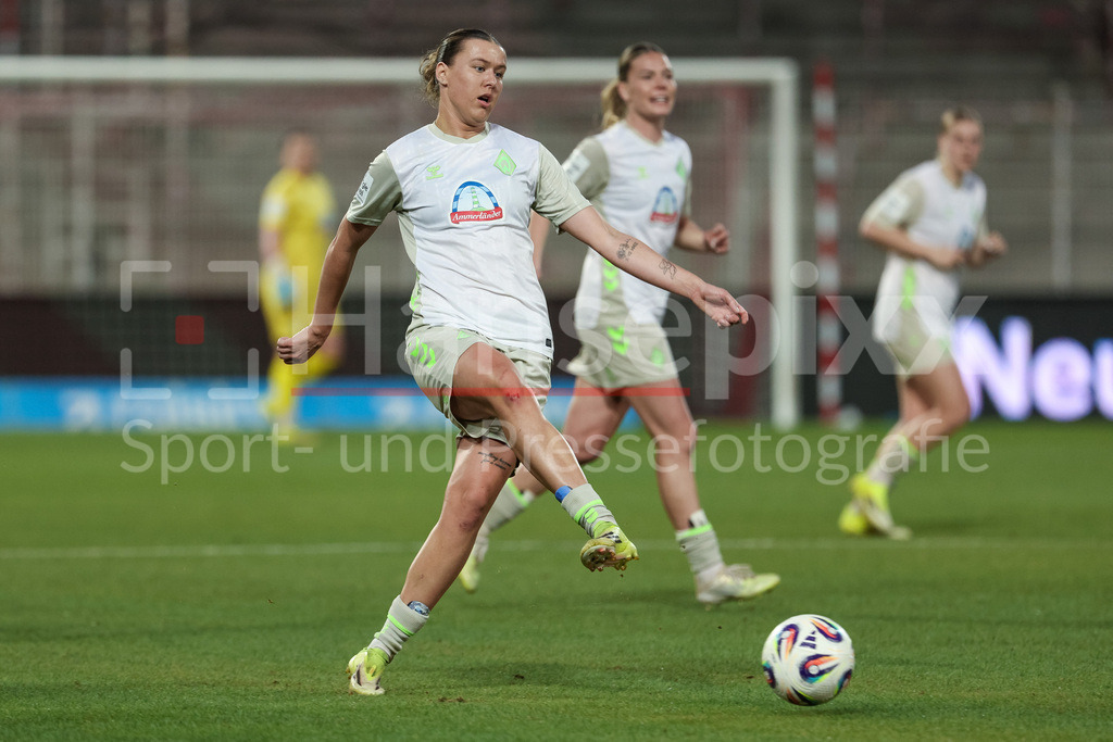 Fussball, Google Pixel Frauen-Bundesliga, 1. FC Union Berlin - SV Werder Bremen | Larissa Mühlhaus (SV Werder Bremen, 7) am Ball, Einzelbild, Ganzkörper, Aktion, Action, Spielszene, DIE DFB-RICHTLINIEN UNTERSAGEN JEGLICHE NUTZUNG VON FOTOS ALS SEQUENZBILDER UND/ODER VIDEOÄHNLICHE FOTOSTRECKEN. DFB REGULATIONS PROHIBIT ANY USE OF PHOTOGRAPHS AS IMAGE SEQUENCES AND/OR QUASI-VIDEO.