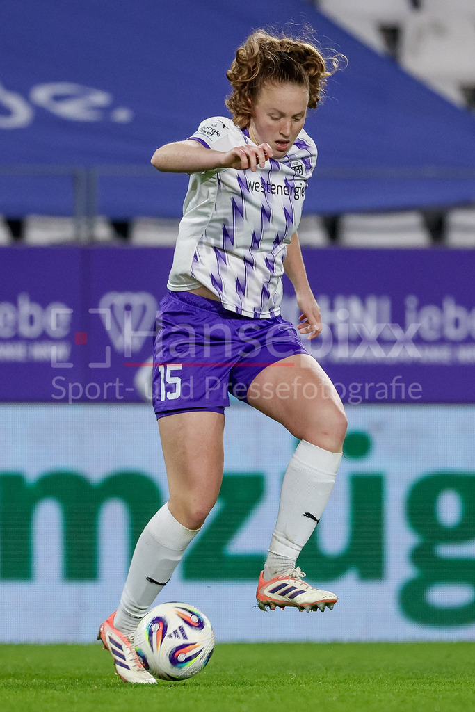 Fussball, Google Pixel Frauen-Bundesliga, SGS Essen - SV Werder Bremen | Laura Pucks (SGS Essen, 15) am Ball, Freisteller, Einzelbild, Ganzkörper, Aktion, Action, Spielszene, DIE DFB-RICHTLINIEN UNTERSAGEN JEGLICHE NUTZUNG VON FOTOS ALS SEQUENZBILDER UND/ODER VIDEOÄHNLICHE FOTOSTRECKEN. DFB REGULATIONS PROHIBIT ANY USE OF PHOTOGRAPHS AS IMAGE SEQUENCES AND/OR QUASI-VIDEO.