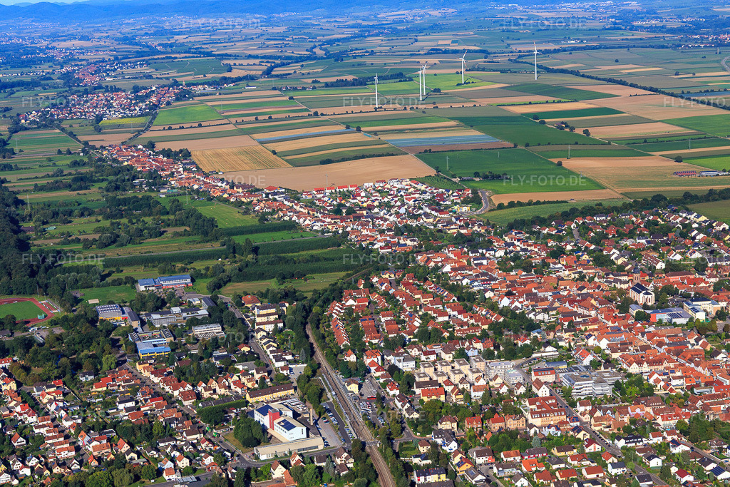 Luftbild: Stadtübersicht aus Osten in Kandel im Bundesland Rheinland-Pfalz in Deutschland. Foto: IMG_094017.jpg vom 23.08.2016 durch Werner Riehm/FLY-FOTO.de