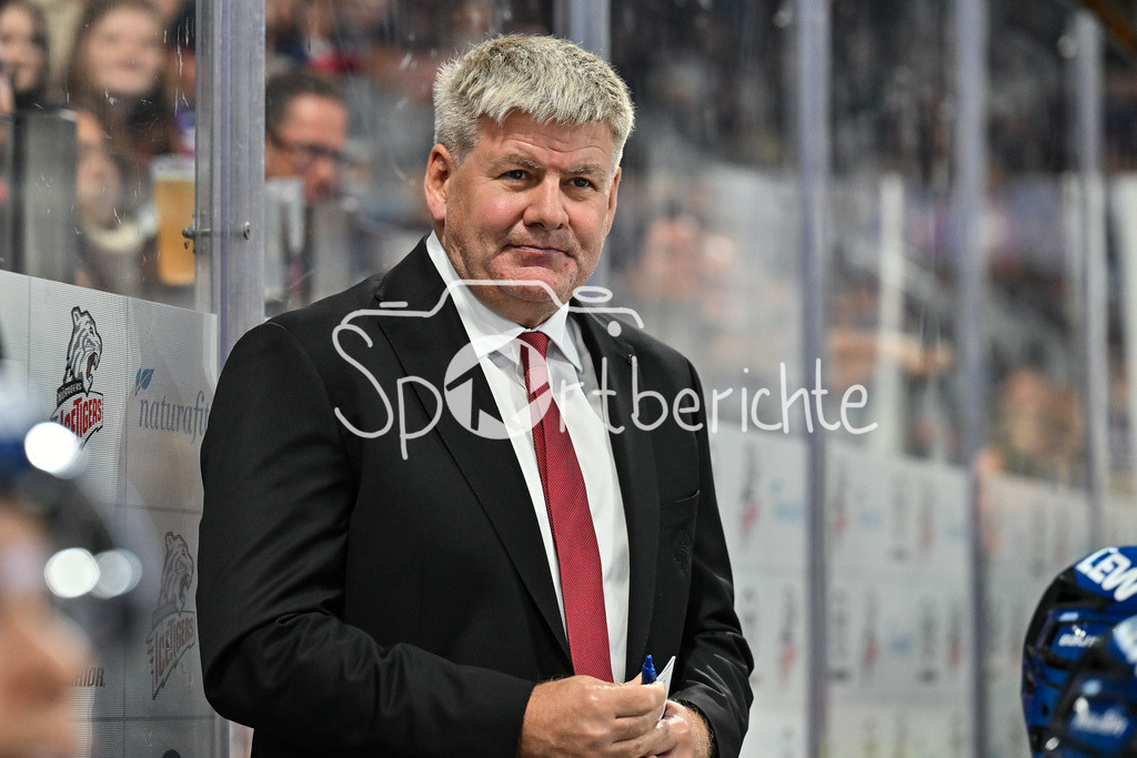 Nürnberg Ice Tigers - Augsburger Panther | Im Bild Bill PETERS Trainer Augsburger Panther / Einzelfoto / Freisteller / DEL: Nürnberg Ice Tigers - Augsburger Panther; PSD Bank Nürnberg ARENA am 12.09.2025