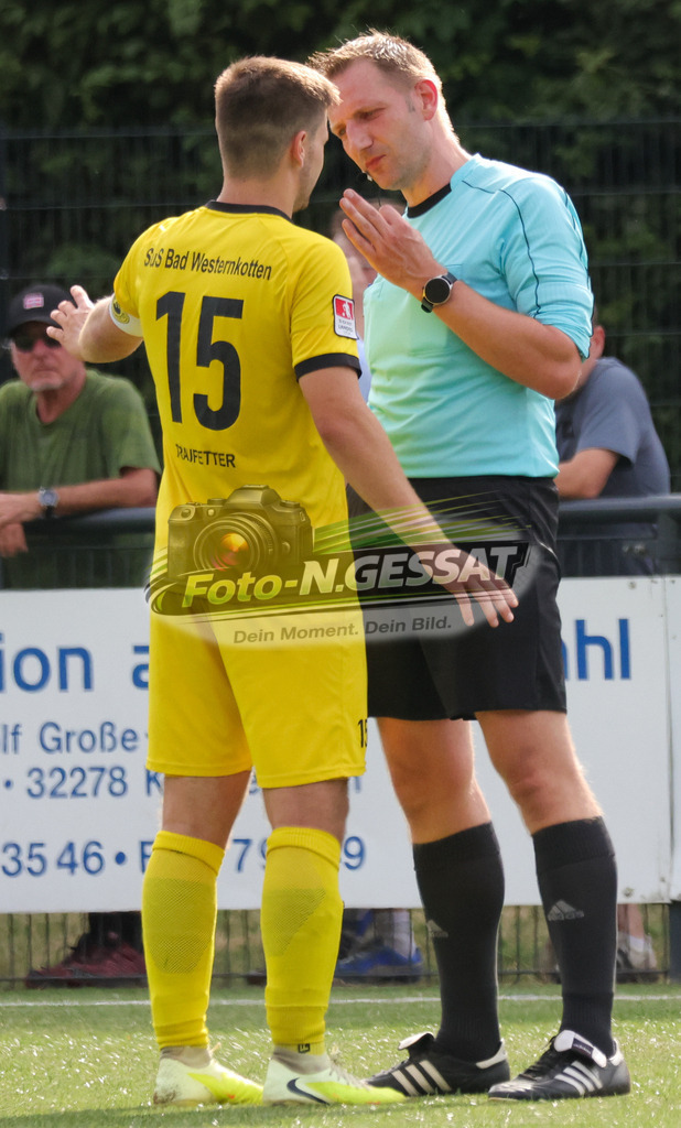 FC RW Kirchlengern - SuS Bad Westernkotten | Auf dem Bild zu sehen: Schiedsrichter: Benno Verhaag ; gelb SuS Bad Westernkotten: Lukas TraufetterFC RW Kirchlengern, SuS Bad Westernkotten, Saison 26/27, Westfalenliga, Kirchlengern, Deutschland - Realisiert mit Pictrs.com