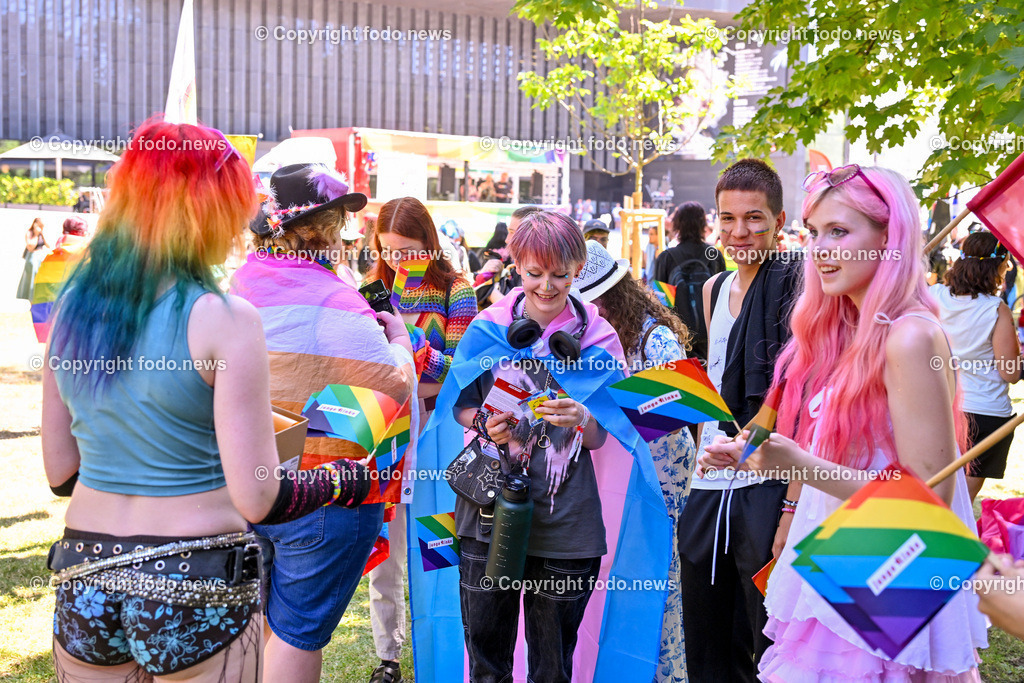 Linzpride 2025_ 21.06.2025-29 | 21.06.2025, Linz, AUT, Linzpride 2025, im Bild Teilnehmer an der Linz Pride 2025