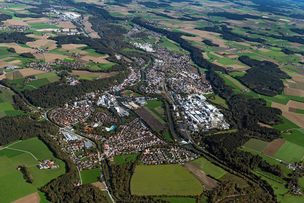 dr__0055298.jpg | TROSTBERG 07.10.2024 Stadtgebiet mit Außenbezirken und Innenstadtbereich an der Bayernstraße in Trostberg im Bundesland Bayern, Deutschland. // City area with outside districts and inner city area on street Bayernstrasse in Trostberg in the state Bavaria, Germany. Foto: Daniel Reiter